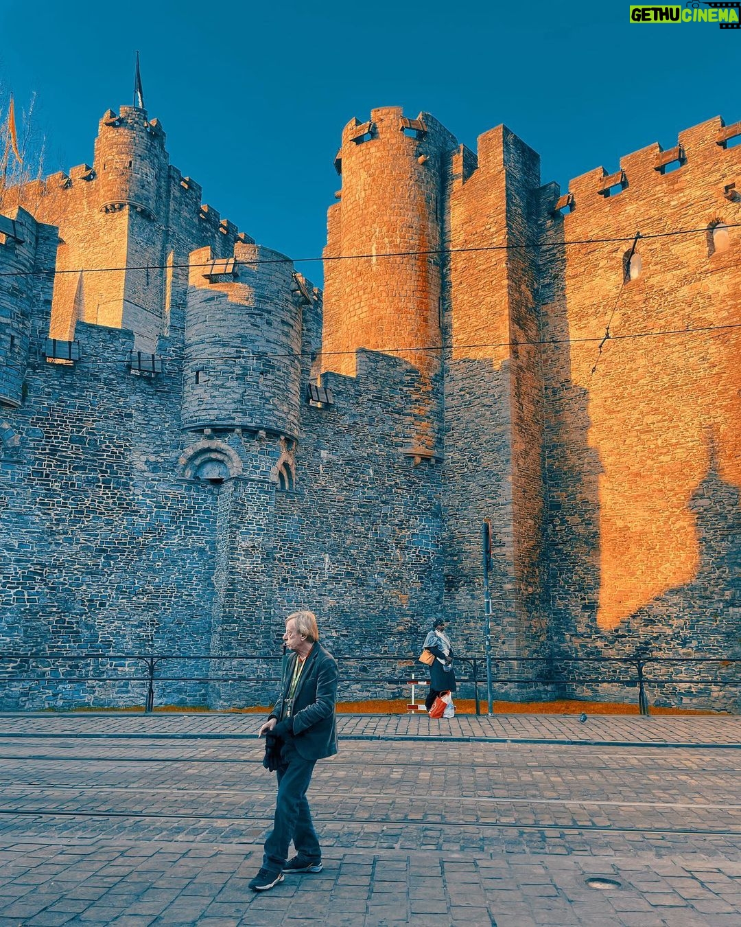 Celeste Cid Instagram - Querido diario: comencé el día en Amberes, una ciudad portuaria a 45 minutos de Bruselas. Frío. Mucho frío. Era temprano. Y el clima también húmedo del Lys. Tiene una catedral muy hermosa, y el idioma que se habla es el neerlandés. Tuve una sensación muy vívida de cómo podría haber sido la vida ahí, hace años.. con carruajes pasando, entre los comerciantes, la plaza y sus mercados. En el camino conocí a Ailyn, quien venía de Perú, también viajando, y nos pusimos a charlar. Pasado el mediodía nos fuimos hacia Gante, y directamente me enamoré. (perdón Brujas, sos muy hermosa, pero Gante es muy especial.) Quizá por ser hoy una Ciudad Universitaria y estar llena de gente muy joven y ser un polo multicultural, y encima tener ese río, además de esa catedral (San Bavón), ahí nomás de Gravensteen .. un castillo medieval con sus murallas y torres de vigilancia, híper conservado; pero -ante todo- y esto es puro gusto personal-: por la iglesia de San Nicolás. Siglo XIII y el gótico, LA APERTURA DE LOS ESPACIOS A LA LUZ, siempre va a tener una parte importante de mi corazón. Por el mismo motivo. 14.2.23