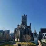 Celeste Cid Instagram - Querido diario: comencé el día en Amberes, una ciudad portuaria a 45 minutos de Bruselas. Frío. Mucho frío. Era temprano. Y el clima también húmedo del Lys. Tiene una catedral muy hermosa, y el idioma que se habla es el neerlandés. Tuve una sensación muy vívida de cómo podría haber sido la vida ahí, hace años.. con carruajes pasando, entre los comerciantes, la plaza y sus mercados. En el camino conocí a Ailyn, quien venía de Perú, también viajando, y nos pusimos a charlar. Pasado el mediodía nos fuimos hacia Gante, y directamente me enamoré. (perdón Brujas, sos muy hermosa, pero Gante es muy especial.) Quizá por ser hoy una Ciudad Universitaria y estar llena de gente muy joven y ser un polo multicultural, y encima tener ese río, además de esa catedral (San Bavón), ahí nomás de Gravensteen .. un castillo medieval con sus murallas y torres de vigilancia, híper conservado; pero -ante todo- y esto es puro gusto personal-: por la iglesia de San Nicolás. Siglo XIII y el gótico, LA APERTURA DE LOS ESPACIOS A LA LUZ, siempre va a tener una parte importante de mi corazón. Por el mismo motivo. 14.2.23