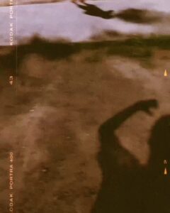 Celeste Cid Instagram - Empecé a leer este libro hace 3 días. Es una maravilla, había empezado otro y no me enganchó. - No me gusta escribir acá cuál era el otro, porque los libros no siempre tienen la “culpa”, a veces simplemente es cuestión de tiempo, y de resonancias más personales.- Esa caminata con mis hijos fue muy hermosa, André hizo ese gesto muy precioso, como es todo él. El otro video fue medio sin querer (acaso esta canción suena mejor en las radios que en las redes sociales?) Es cierto que podemos comprar nuestras propias flores, y también es cierto que por eso a veces es tan lindo cuando alguien te las regala. Éstas me la regalaron cuando terminé de filmar. Representan muy bien la sensación con la que volví a casa. 🌻 Buenos Aires, Argentina