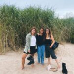 Celeste Cid Instagram - último día de los 742 que tuvo enero. terminé esta hermosura 📖, fuerte y contundente, directo a los huesos. casi que leí el final junto al mar y lloré en silencio, aunque no es real que haya silencio en una playa. 🌬️ qué bendición viajar, qué bendición la amistad, sus rutas y caminos. pd: el último video es de cuando tomamos el spa del @villesaintgermain con @luz.chiappe y @cecialvarezo 🍉 Cariló
