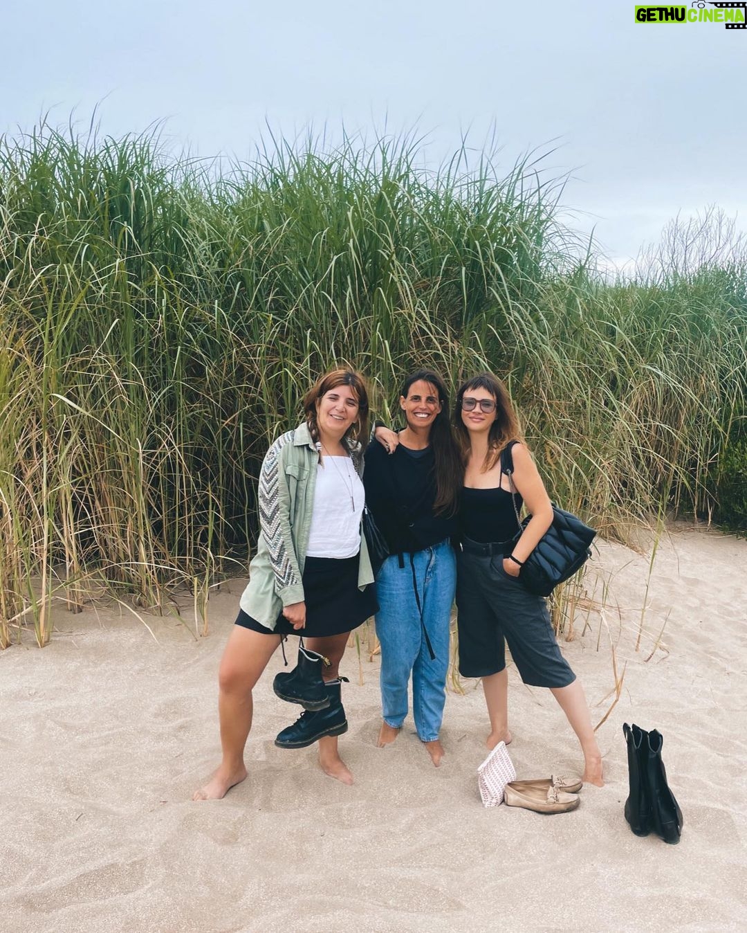 Celeste Cid Instagram - último día de los 742 que tuvo enero. terminé esta hermosura 📖, fuerte y contundente, directo a los huesos. casi que leí el final junto al mar y lloré en silencio, aunque no es real que haya silencio en una playa. 🌬️ qué bendición viajar, qué bendición la amistad, sus rutas y caminos. pd: el último video es de cuando tomamos el spa del @villesaintgermain con @luz.chiappe y @cecialvarezo 🍉 Cariló