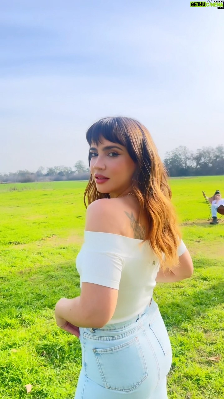 Celeste Cid Instagram - último día de julio, pleno invierno y todo este sol. hicimos una campañita @agusnavarrocine @paulagranica dos segundos de back 👖 @saltanpepajeans @micaelaroza y @mauromaxdebrito y la Luisi siempre cerca con sus magias @luz.chiappe ✨ Lujan Argentina
