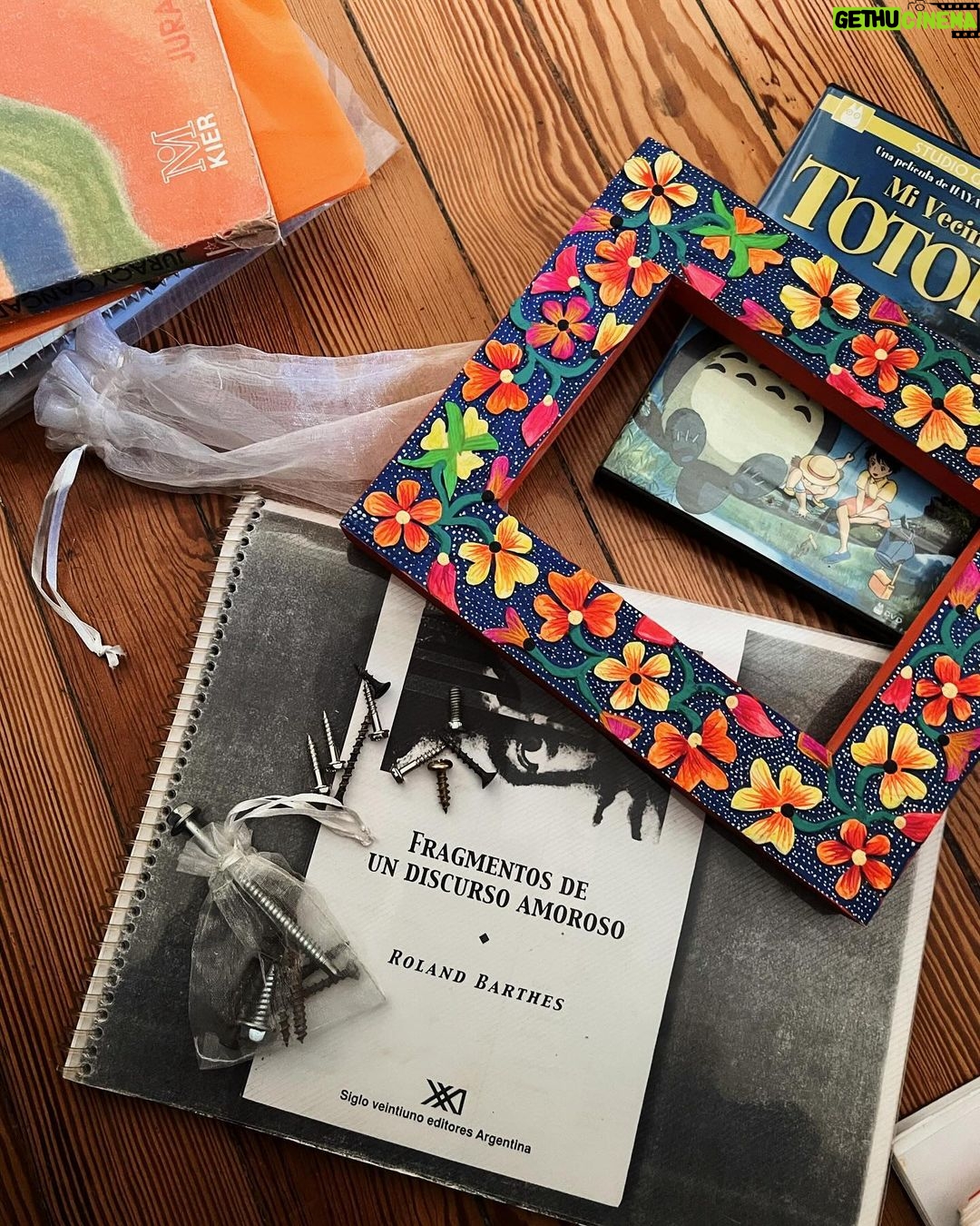 Celeste Cid Instagram - mis últimos días de la temporada piscis estuvieron (re)llenos de agua 💦 mudanza, mudanza en mi propia casa, cuadernitos de libros que leía, colección de tornillos en rodajes, cintas de cosas que filmé, el librito y todo lo que se despliega alrededor, los grupos humanos que siempre son motivo de festejo, las mujeres que me rodean me inspiran, mi hijo y sus caras también, y la lluvia que ya parece haber pasado ..