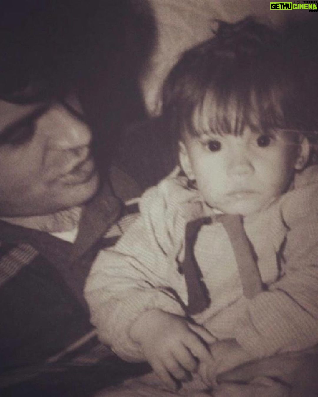 Celeste Cid Instagram - que vueles muy alto, papi. seguro ya andes charlando con todo el mundo por ahí .. ayudando a quien necesite, y a quien no también. nos faltaron algunos abrazos.. pero tuviste otras maneras de llegar y dejarnos lo importante: la vida dura un ratito, y si no hay amor no hay nada. el amor como punto de contacto más íntimo, más escondido, más vulnerable. no hay más que eso, cada vez que te extrañe te voy a buscar ahí.