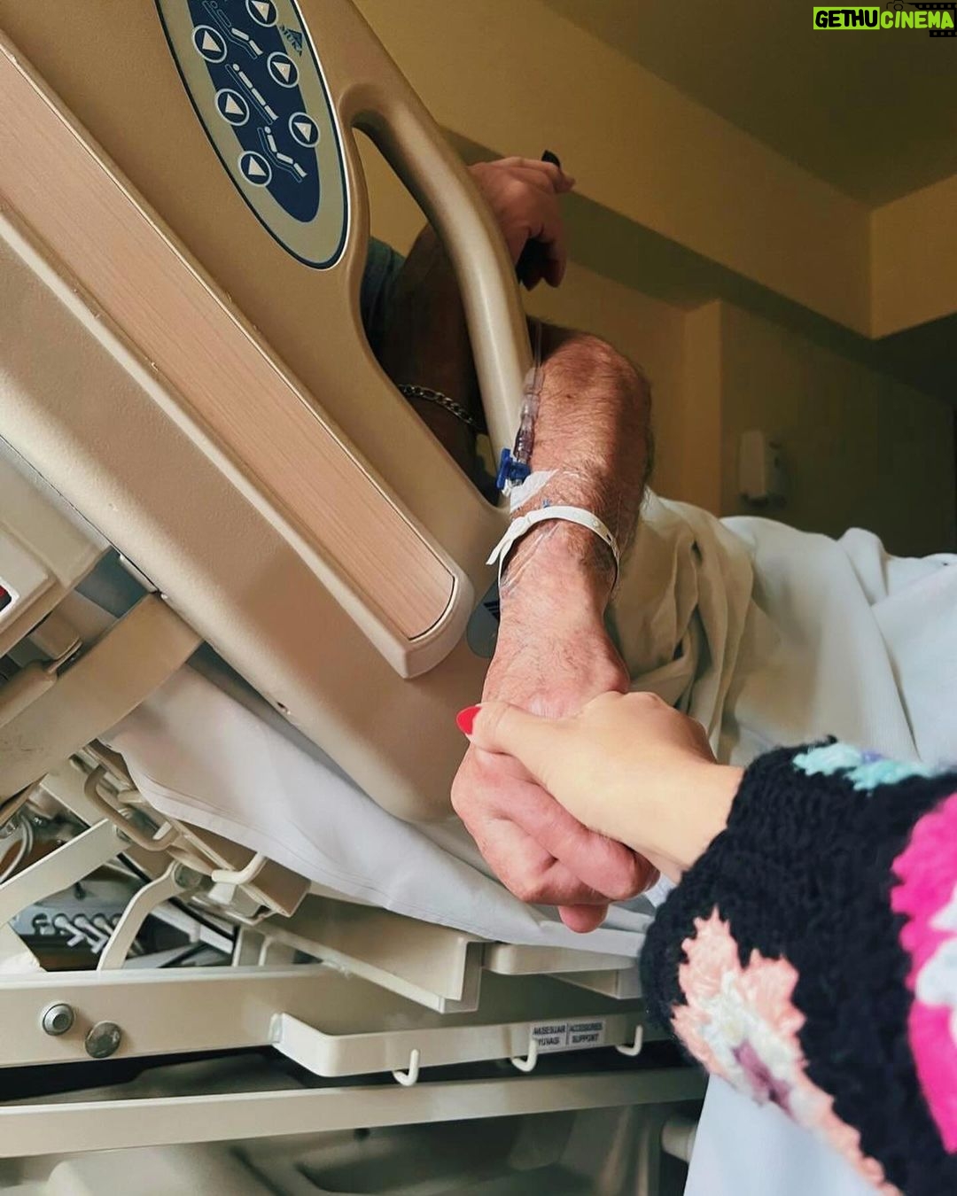 Celeste Cid Instagram - que vueles muy alto, papi. seguro ya andes charlando con todo el mundo por ahí .. ayudando a quien necesite, y a quien no también. nos faltaron algunos abrazos.. pero tuviste otras maneras de llegar y dejarnos lo importante: la vida dura un ratito, y si no hay amor no hay nada. el amor como punto de contacto más íntimo, más escondido, más vulnerable. no hay más que eso, cada vez que te extrañe te voy a buscar ahí.