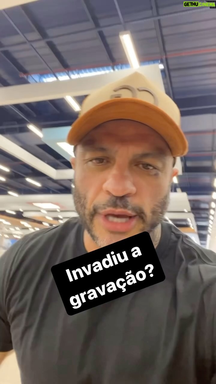 Celso Portiolli Instagram - Bam Bam INVADIU O ESTÚDIO. Pegou pilha? Foi atrás de mim. Pegou ar BamBam? Cuidado comigo, te derrubo em 60 segundos 😂😂😂 @bambamoficial 😂