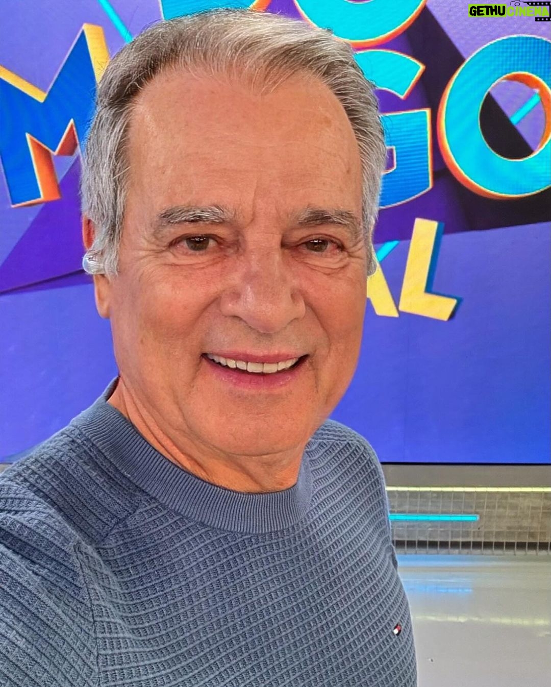 Celso Portiolli Instagram - Fizeram um trabalho de cores bem legal nessa foto. Aproveitei e postei como estou hoje.