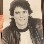 Celso Portiolli Instagram - Dei um “upgrade” na foto do grande @celsoportiolli Confere aí!! 👍🏼😁 Celso Yunes Portiolli (Maringá, 1 de junho de 1967) é um apresentador de televisão, radialista, empresário, youtuber, ex-humorista, ex-político e ex-redator de televisão brasileiro. Contratado do SBT, é o apresentador do programa Domingo Legal . Portiolli também é proprietário da rádio Ótima FM, que conta com três emissoras no interior do estado de São Paulo. Biografia Celso Portiolli é filho de Dibe Yunes e o caçula de doze irmãos. Celso perdeu o pai aos 21 anos de idade. Tem ascendência Árabe e Italiana Carreira Começou sua carreira no rádio em 1984, passando por emissoras do Paraná, Minas Gerais, Mato Grosso do Sul e São Paulo. Em Ponta Porã, tornou-se líder de audiência e diretor de uma rádio local. Sua popularidade era tamanha na cidade que em 1992, com 24 anos, foi eleito vereador com uma das maiores votações do município. (Continua no Wikipedia) Foto: internet info: Wikipedia Colorização: @coresdopassado1 • • • • • #CelsoYunesPortiolli #CelsoPortiolli #domingolegal #portiolli #silviosantos #sbt #colorization #colorização #colorizaçãodigital #colorizacaodefotografia #brasil #brazil #coresdopassado1 #adobe #adobephotoshop #photoshop #photoshopbeta #wacomart #wacom #brasil Brazil