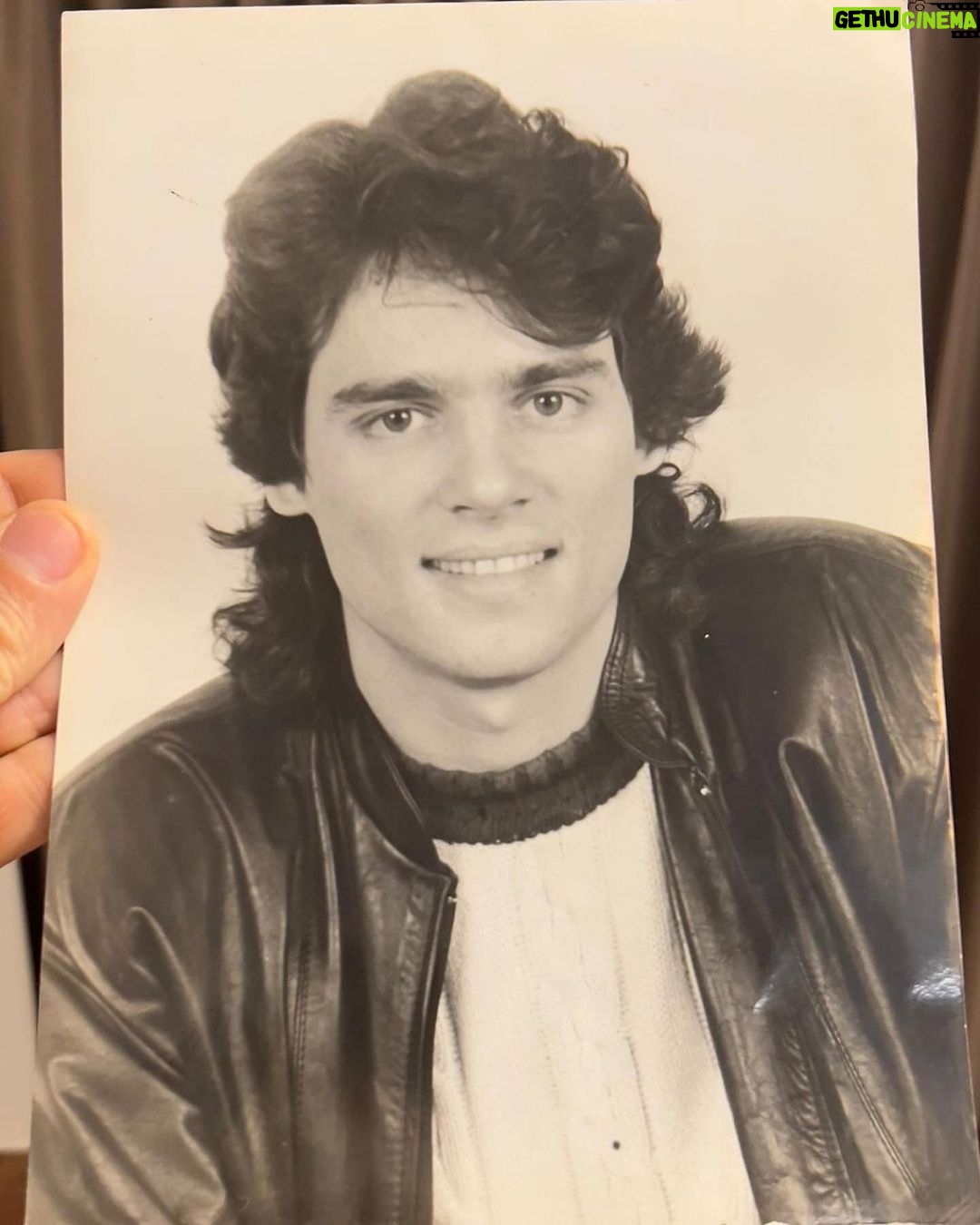 Celso Portiolli Instagram - Dei um “upgrade” na foto do grande @celsoportiolli Confere aí!! 👍🏼😁 Celso Yunes Portiolli (Maringá, 1 de junho de 1967) é um apresentador de televisão, radialista, empresário, youtuber, ex-humorista, ex-político e ex-redator de televisão brasileiro. Contratado do SBT, é o apresentador do programa Domingo Legal . Portiolli também é proprietário da rádio Ótima FM, que conta com três emissoras no interior do estado de São Paulo. Biografia Celso Portiolli é filho de Dibe Yunes e o caçula de doze irmãos. Celso perdeu o pai aos 21 anos de idade. Tem ascendência Árabe e Italiana Carreira Começou sua carreira no rádio em 1984, passando por emissoras do Paraná, Minas Gerais, Mato Grosso do Sul e São Paulo. Em Ponta Porã, tornou-se líder de audiência e diretor de uma rádio local. Sua popularidade era tamanha na cidade que em 1992, com 24 anos, foi eleito vereador com uma das maiores votações do município. (Continua no Wikipedia) Foto: internet info: Wikipedia Colorização: @coresdopassado1 • • • • • #CelsoYunesPortiolli #CelsoPortiolli #domingolegal #portiolli #silviosantos #sbt #colorization #colorização #colorizaçãodigital #colorizacaodefotografia #brasil #brazil #coresdopassado1 #adobe #adobephotoshop #photoshop #photoshopbeta #wacomart #wacom #brasil Brazil