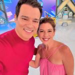 Celso Portiolli Instagram - Hoje, completo 30 anos de SBT! ☺️ Recebi uma surpresa muito especial: Dani Beyruti subiu ao palco do Domingo Legal para me dirigir palavras lindas e entregar uma bela placa comemorativa. Muito obrigado a todos por esse momento emocionante e, principalmente, a você que me acompanha nesta trajetória.