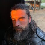 Cengiz Coşkun Instagram - Ve işte çilekeş, cefakar, kahraman Turgut Alp’e veda etme vakti geldi.... 5 yıldır inanarak, büyük özveri, emek ile çalıştığımız zoruklarla ve güzelliklerle dolu bir serüvenin sonuna geldik...Başta bizleri 1200’ lü yıllara götüren büyülü bir dünya kuran hocam @metingunay a yapımcımız @m.mehmetbozdag a Bu süreçte yanyana, omuzomuza çalıştığım oyuncu arkadaşlarıma, kamera önünde ve arkasın da çalışan emeği geçen bütün ekip arkadaşlarıma, her daim güzel dilekleri, dualarını esirgemeyen tüm izleyicilerimize sevenlerime herkese gönülden teşekkürler. Bu unutulmaz projenin buralara gelmesinde emeği geçen herkesin eline yüreğine sağlık. 👏🏻👏🏻👏🏻👏🏻 Elveda TurgutAlp, elveda Diriliş ailesi.🤚🏻 Maceralarla dolu yepyeni projelerde tekrar görüşmek üzere.👊🏻