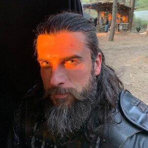 Cengiz Coşkun Instagram - Ve işte çilekeş, cefakar, kahraman Turgut Alp’e veda etme vakti geldi.... 5 yıldır inanarak, büyük özveri, emek  ile çalıştığımız zoruklarla ve güzelliklerle dolu bir serüvenin sonuna geldik...Başta bizleri 1200’ lü yıllara götüren büyülü bir dünya kuran hocam @metingunay a yapımcımız @m.mehmetbozdag a Bu süreçte yanyana, omuzomuza çalıştığım oyuncu arkadaşlarıma, kamera önünde ve arkasın da çalışan emeği geçen bütün ekip arkadaşlarıma, her daim güzel dilekleri, dualarını esirgemeyen tüm izleyicilerimize sevenlerime herkese gönülden teşekkürler. Bu unutulmaz projenin buralara gelmesinde emeği geçen herkesin eline yüreğine sağlık. 👏🏻👏🏻👏🏻👏🏻 Elveda TurgutAlp,  elveda Diriliş ailesi.🤚🏻 Maceralarla dolu yepyeni projelerde tekrar görüşmek üzere.👊🏻