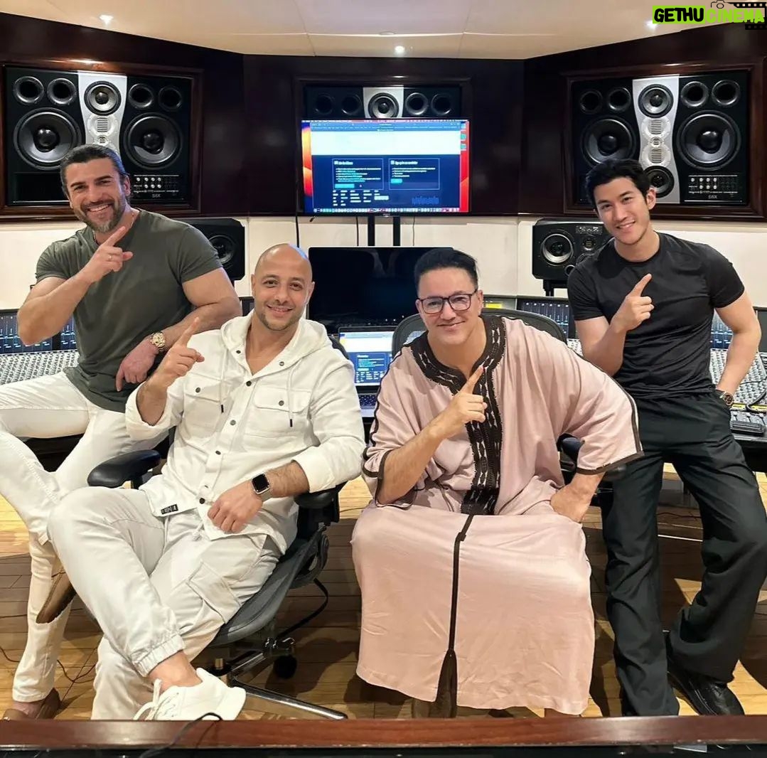 Cengiz Coşkun Instagram - Nothing is a coincidence, those who do their job with love come together..... Soo glad to meet you brothers #legends #music @redone @maherzainofficial @aarif_964 #dubai #redone #maherzain #aarifrahman Dubai, UAE