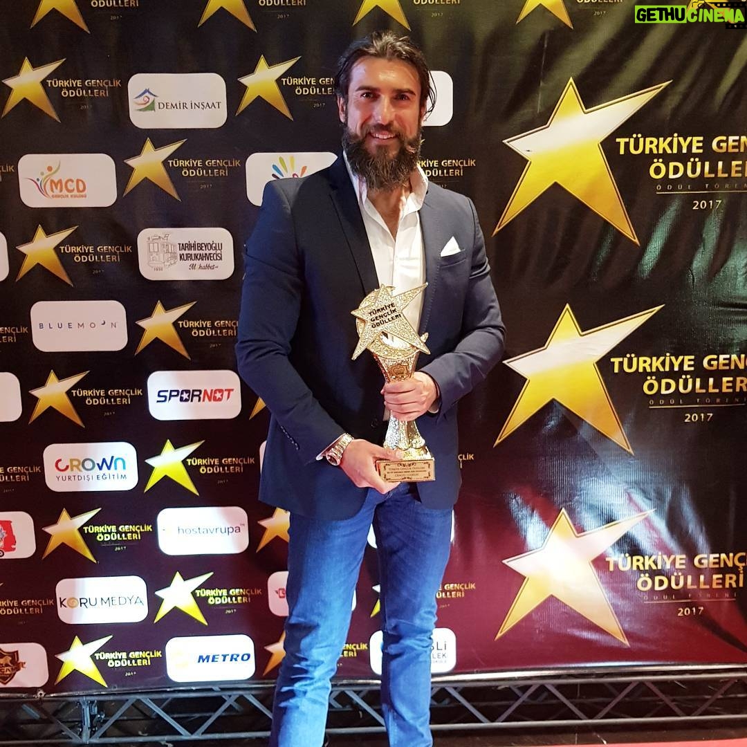 Cengiz Coşkun Instagram - An itibarı ile #türkiyegençliködülleri 'nden #eni̇yiyardımcıerkekdizioyuncusu ödülümüzüde aldık çok şükür.....Beni destekleyen, desteklemeyen inanan, inanmayan herkese gönülden teşekkürler. 🙏 Çünkü bu ödül ile taçlandırılmamda hepsinin çok büyük payı var sağolun varolun. :)