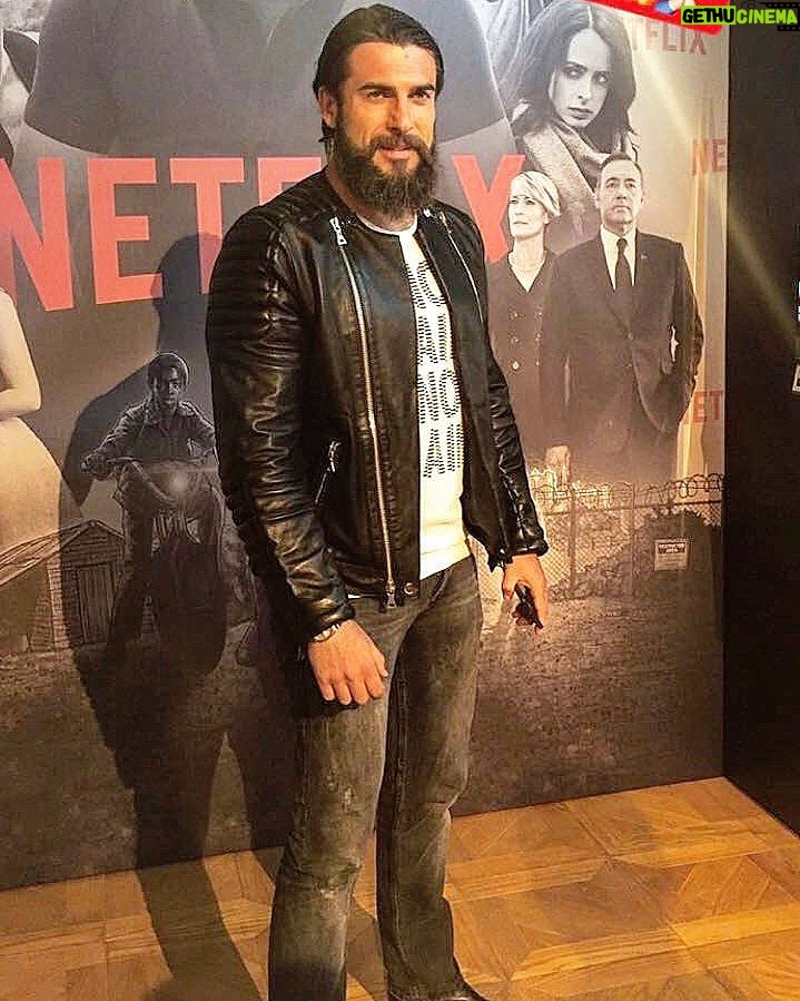 Cengiz Coşkun Instagram - Dün geceden #netflix