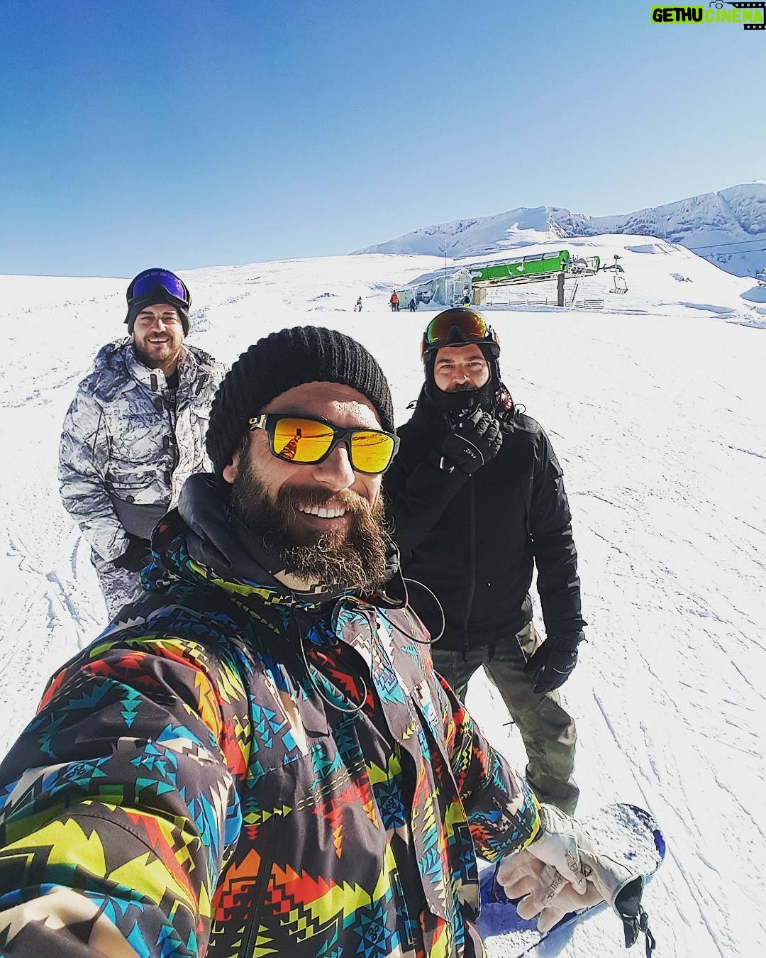Cengiz Coşkun Instagram - Hayat dostlarla, sevdiklerin ve sevenlerinle güzel. 😎 ⛷🏂#tb #tbt #snow #snowboard #ski