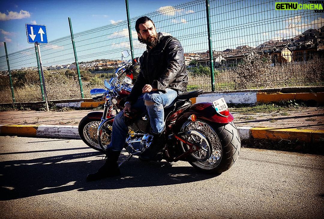 Cengiz Coşkun Instagram - " Işığı önüne al da yürü ; gölgen arkandan ister gelsin ister gelmesin."