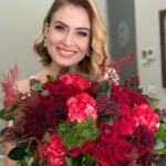 Ceyda Düvenci Instagram - Sevgi neydi? Sevgi EMEKTİ… O zaman bugün emek verdiğimiz her şeyi kutladığımız bir gün… Fotoğrafın altına açıklama yazmasam eminim “yeni bir aşk” haberleri okurduk bütün gün… Halbuki bu çiçekler en severek emek verdiğim işlerimden birinden @bambaskasohbetler.ntv programımın 300. Programı için… emek verdiğim her şey iyi ki var… yaşasın aşk, sevgi ve bu sebepten olan tüm güzellikler… sevginin hakkını veren herkesin günü kutlu olsun…