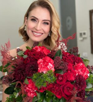 Ceyda Düvenci Instagram - Sevgi neydi?
Sevgi EMEKTİ…
O zaman bugün emek verdiğimiz her şeyi kutladığımız bir gün…
Fotoğrafın altına açıklama yazmasam eminim “yeni bir aşk” haberleri okurduk bütün gün…
Halbuki bu çiçekler en severek emek verdiğim işlerimden birinden
@bambaskasohbetler.ntv programımın 300. Programı için… emek verdiğim her şey iyi ki var… yaşasın aşk, sevgi ve bu sebepten olan tüm güzellikler… sevginin hakkını veren herkesin günü kutlu olsun…
