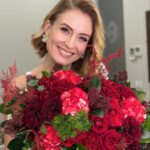 Ceyda Düvenci Instagram - Sevgi neydi? Sevgi EMEKTİ… O zaman bugün emek verdiğimiz her şeyi kutladığımız bir gün… Fotoğrafın altına açıklama yazmasam eminim “yeni bir aşk” haberleri okurduk bütün gün… Halbuki bu çiçekler en severek emek verdiğim işlerimden birinden @bambaskasohbetler.ntv programımın 300. Programı için… emek verdiğim her şey iyi ki var… yaşasın aşk, sevgi ve bu sebepten olan tüm güzellikler… sevginin hakkını veren herkesin günü kutlu olsun…