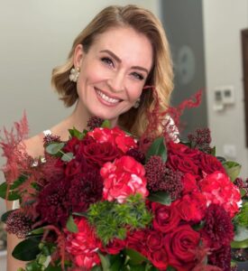 Ceyda Düvenci Instagram - Sevgi neydi? Sevgi EMEKTİ… O zaman bugün emek verdiğimiz her şeyi kutladığımız bir gün… Fotoğrafın altına açıklama yazmasam eminim “yeni bir aşk” haberleri okurduk bütün gün… Halbuki bu çiçekler en severek emek verdiğim işlerimden birinden @bambaskasohbetler.ntv programımın 300. Programı için… emek verdiğim her şey iyi ki var… yaşasın aşk, sevgi ve bu sebepten olan tüm güzellikler… sevginin hakkını veren herkesin günü kutlu olsun…