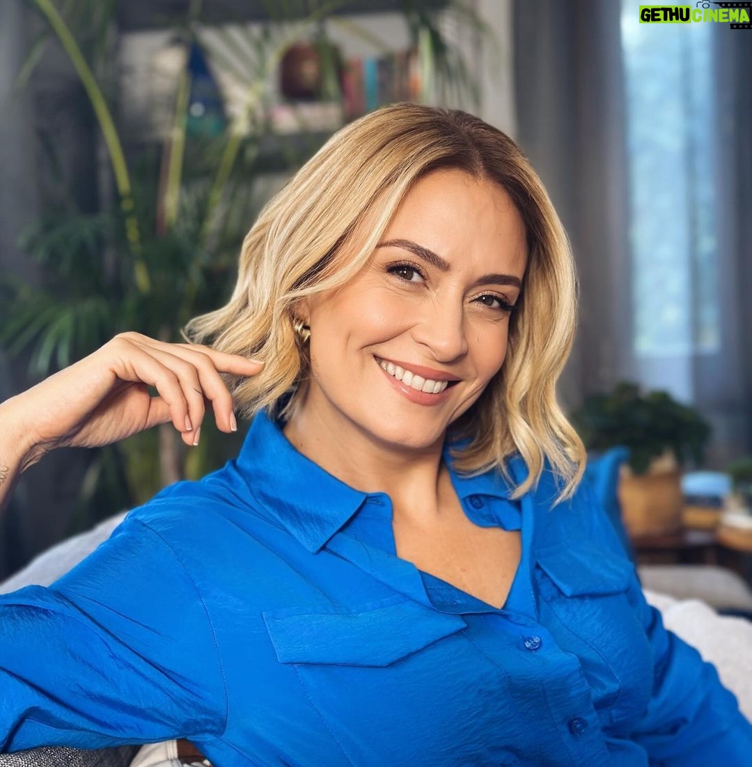 Ceyda Düvenci Instagram - Mavi boncuk… 5. Yıl… şahane set günlerinin ardından… @hidayetkorkmaz_ @uguralevyilmazozel @rutkayozis @berilvaroll @gulsunuu @idiletisim @prilturkiye