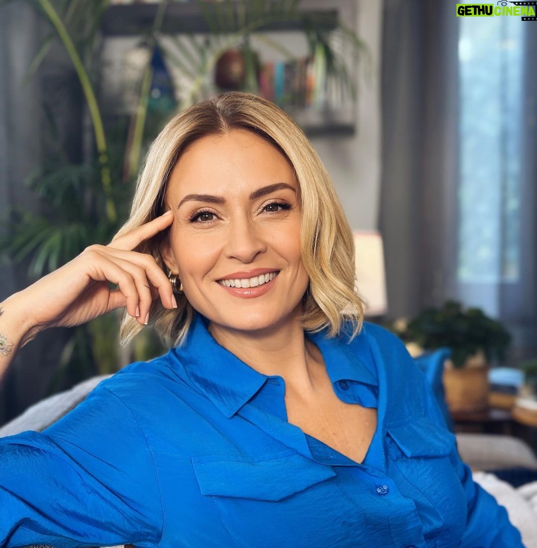 Ceyda Düvenci Instagram - Mavi boncuk… 5. Yıl… şahane set günlerinin ardından… @hidayetkorkmaz_ @uguralevyilmazozel @rutkayozis @berilvaroll @gulsunuu @idiletisim @prilturkiye
