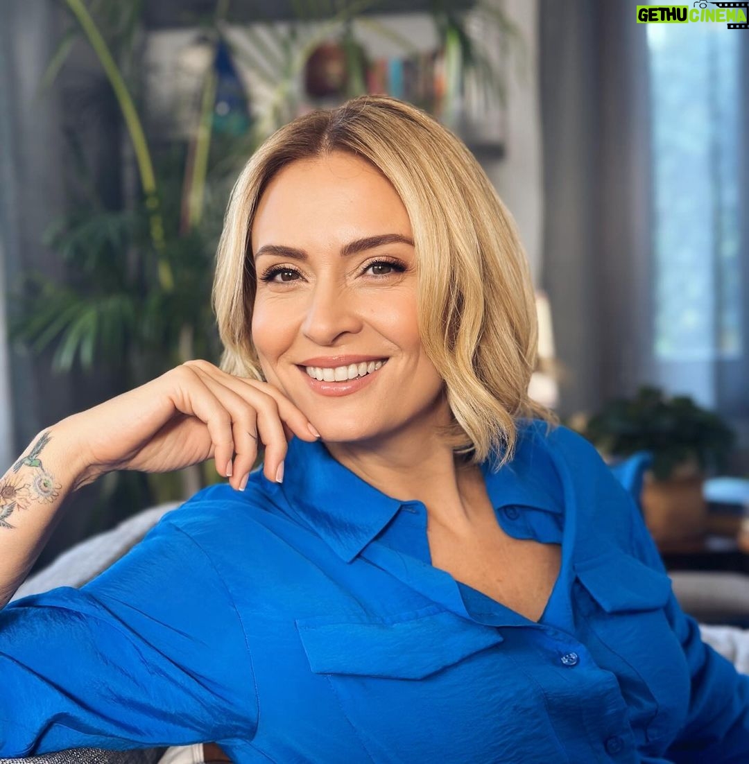 Ceyda Düvenci Instagram - Mavi boncuk… 5. Yıl… şahane set günlerinin ardından… @hidayetkorkmaz_ @uguralevyilmazozel @rutkayozis @berilvaroll @gulsunuu @idiletisim @prilturkiye