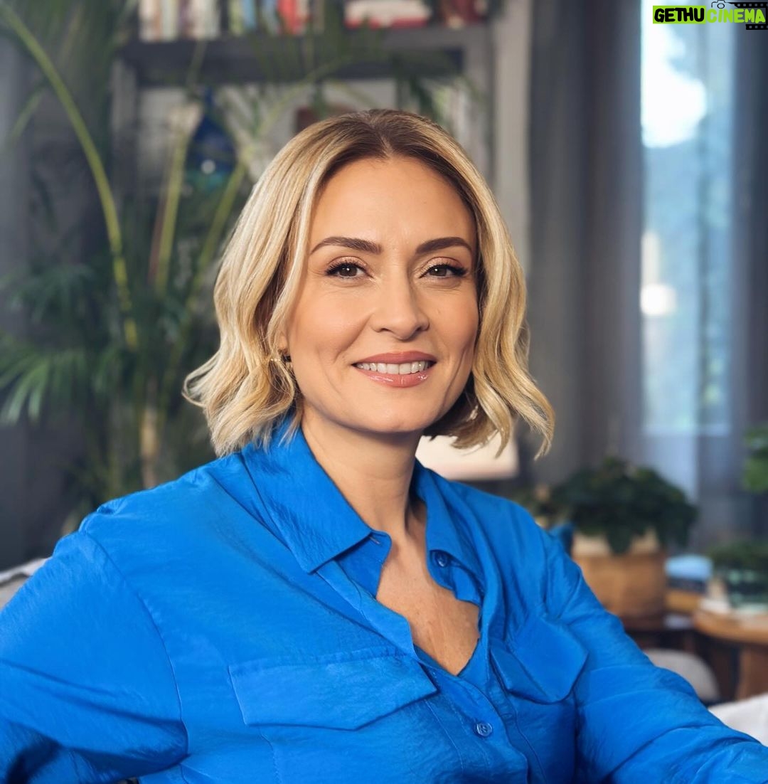 Ceyda Düvenci Instagram - Mavi boncuk… 5. Yıl… şahane set günlerinin ardından… @hidayetkorkmaz_ @uguralevyilmazozel @rutkayozis @berilvaroll @gulsunuu @idiletisim @prilturkiye