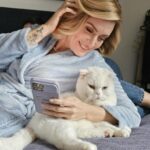 Ceyda Düvenci Instagram - Beyaz aşk… Fondaki ayak @berilvaroll 🤣🤣🤣 Fotoğraf @uguralevyilmazozel