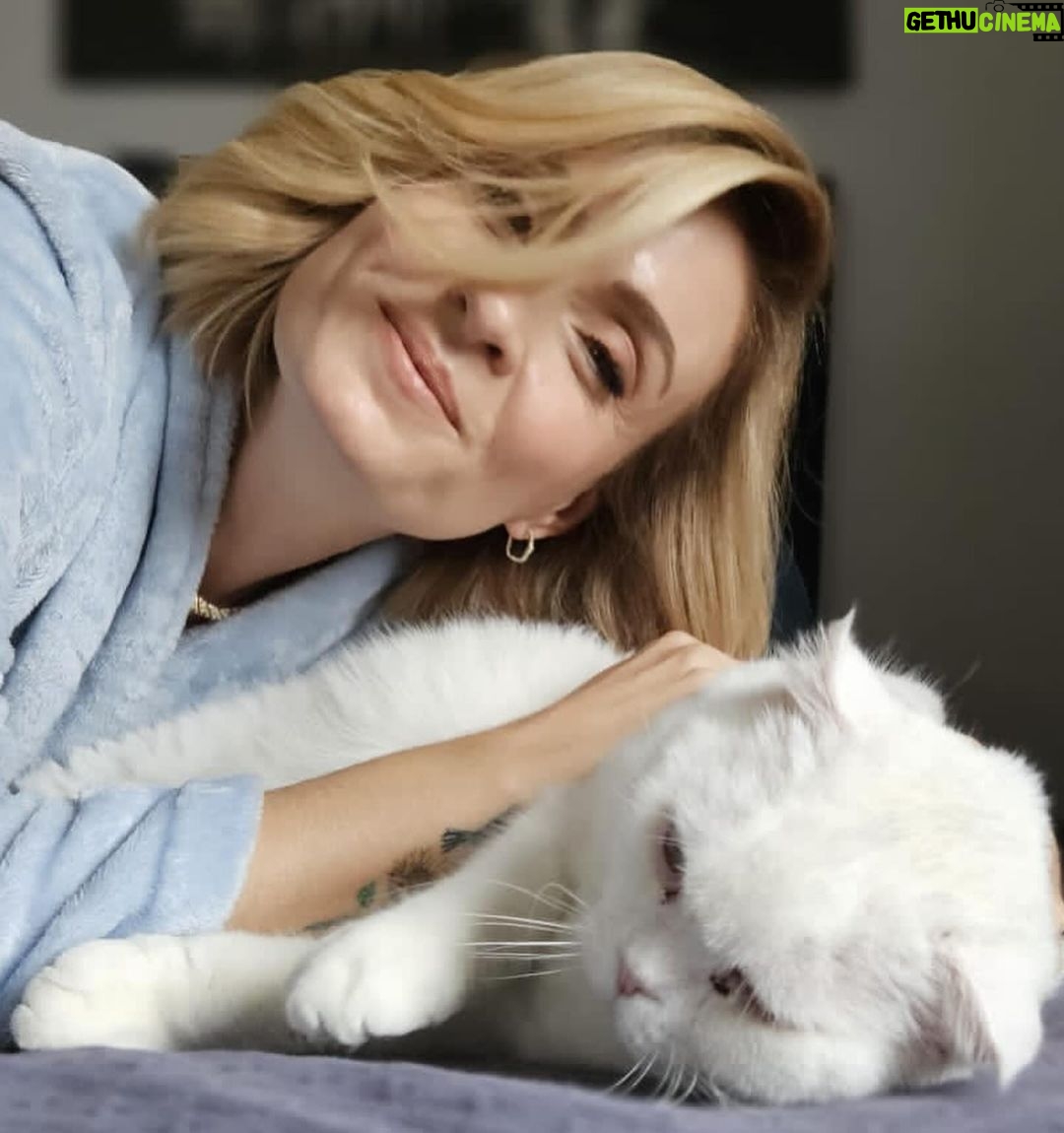 Ceyda Düvenci Instagram - Beyaz aşk… Fondaki ayak @berilvaroll 🤣🤣🤣 Fotoğraf @uguralevyilmazozel