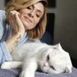 Ceyda Düvenci Instagram - Beyaz aşk… Fondaki ayak @berilvaroll 🤣🤣🤣 Fotoğraf @uguralevyilmazozel