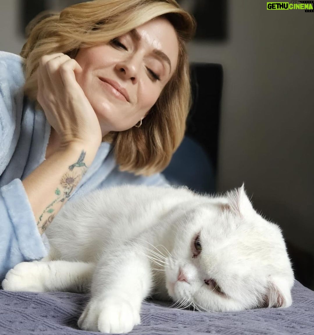 Ceyda Düvenci Instagram - Beyaz aşk… Fondaki ayak @berilvaroll 🤣🤣🤣 Fotoğraf @uguralevyilmazozel