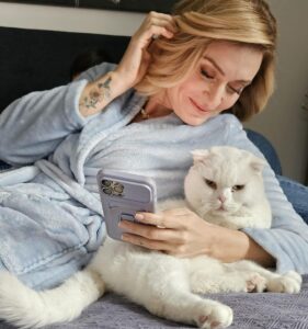Ceyda Düvenci Instagram - Beyaz aşk… Fondaki ayak @berilvaroll 🤣🤣🤣 Fotoğraf @uguralevyilmazozel