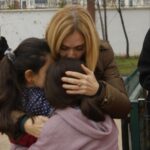 Ceyda Düvenci Instagram - Bugünü satırlara sığdırmaya kelimelerim yeter mi bilmiyorum… sonraki paylaşımımda da teşekkürlerimle ifade etmeye çalışacağım ama depremin yıldönümü yaklaşırken biz @taskagitmakasatolyesi olarak öğretmenimiz @bbusraerturk ve şahane bir ekiple Antep’e geldik… ve evlatlarla buluştuk tekrar… yapacak çok şeyler var dostlar… soğuklarda gönlünüzü de elinizi de çekmeyin buralardan… nasıl sarıldıklarını, gözlerindeki ışıkları, kalplerinin çırpıntılarını bir görseniz onlarla gurur duyardınız, söylenmeyi bırakırdınız, daha çok şükür etmeyi hatırlatırdınız kendinize… evlatlar bugün bana çok iyi geldi… umarım biz de onlara iyi gelmişizdir… iyi ki be mavişim @aslicureklibatir iyi ki kurduk atölyemizi… ne güzelliklere sebep oluyoruz böylece bin şükür… siz siz olun dostlar evlatların gözlerindeki ışığı takip etmekten ve evlatların gözündeki ışığın sebebi olmaktan da vazgeçmeyin…