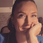 Ceyda Düvenci Instagram - GÜNAYDINNN, TÜNAYDINNN, ŞAHANE BİR GÜN OLSUN… Kafamıza taktığımız her şey, okuduğumuz her haber, duyduklarımız, bildiklerimiz, veda ettiklerimiz, kırıldıklarımız, takıldıklarımız yani bizi üzen, delirten, kahreden, yok artık dedirten ama değiştiremediğimiz her şeye rağmen BUGÜN yeni bir gün ve son gün mü yoksa bir sürü güzeliklerin ilk günü mü?!?!? bunu bilmiyoruz… o zaman ona göre yaşamalı… her güzel şeyin ilk günüymüş gibi, üstümüze düşenin en iyisini yaparak hayatın hakkını, aldığın nefesin kıymetini verdiğin bir gün olsun… Bu sabah şu soruyla uyandım; Kendine en çok neden “aferin” diyorsun? 🌻Ben kendime en çok yaşadığım her duygunun hakkını verdiğim için aferin dedim… Hayatın her anında hissettiğim her neyse (geçici ya da kalıcı kimse bilemez,,,) hep dibine kadar yaşadım… belki de o yüzden tüm hızımla, aşkımla, inancımla hep devam edebiliyorum… bence budur hep sorduğunuz ışıltımın sebebi… her hücreme teşekkür ettiğim için veee tüm duygularıma dibine kadar sahip çıktığım için… ❤️❤️❤️ hadi sen de geç aynanın karşısına veeee kocaman bir AFERİN de kendine🌻🌻🌻 ama ne için olduğunu da söyle ❤️