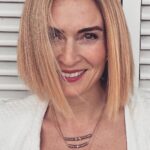 Ceyda Düvenci Instagram - GÜNAYDINNN, TÜNAYDINNN, ŞAHANE BİR GÜN OLSUN… Kafamıza taktığımız her şey, okuduğumuz her haber, duyduklarımız, bildiklerimiz, veda ettiklerimiz, kırıldıklarımız, takıldıklarımız yani bizi üzen, delirten, kahreden, yok artık dedirten ama değiştiremediğimiz her şeye rağmen BUGÜN yeni bir gün ve son gün mü yoksa bir sürü güzeliklerin ilk günü mü?!?!? bunu bilmiyoruz… o zaman ona göre yaşamalı… her güzel şeyin ilk günüymüş gibi, üstümüze düşenin en iyisini yaparak hayatın hakkını, aldığın nefesin kıymetini verdiğin bir gün olsun… Bu sabah şu soruyla uyandım; Kendine en çok neden “aferin” diyorsun? 🌻Ben kendime en çok yaşadığım her duygunun hakkını verdiğim için aferin dedim… Hayatın her anında hissettiğim her neyse (geçici ya da kalıcı kimse bilemez,,,) hep dibine kadar yaşadım… belki de o yüzden tüm hızımla, aşkımla, inancımla hep devam edebiliyorum… bence budur hep sorduğunuz ışıltımın sebebi… her hücreme teşekkür ettiğim için veee tüm duygularıma dibine kadar sahip çıktığım için… ❤️❤️❤️ hadi sen de geç aynanın karşısına veeee kocaman bir AFERİN de kendine🌻🌻🌻 ama ne için olduğunu da söyle ❤️