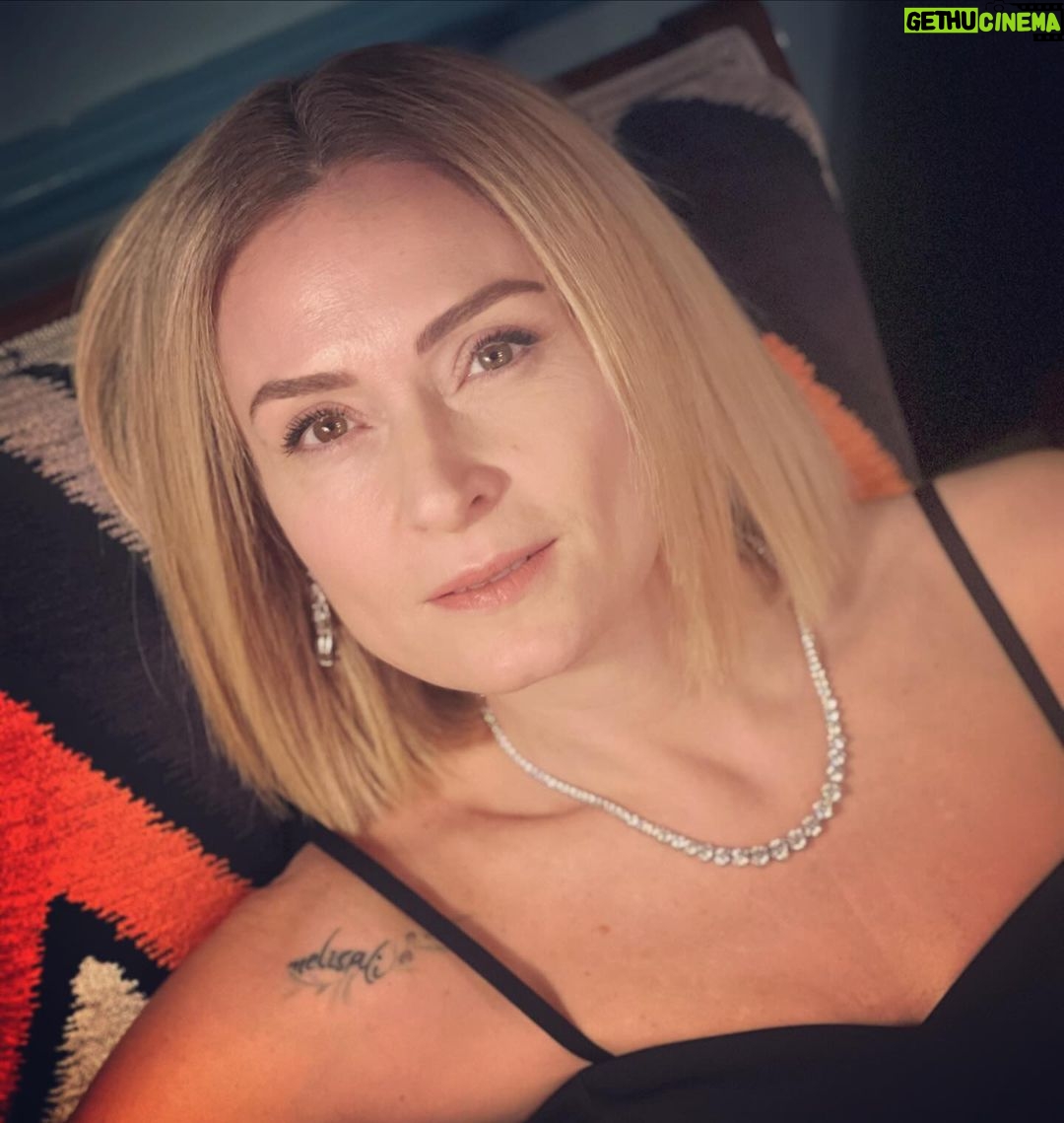 Ceyda Düvenci Instagram - 3-2-1 KAYIT… sahne 120… tekrarsız plan… 🤣🤣🤣 @saklabeniresmi 📸 @goksenates