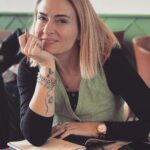 Ceyda Düvenci Instagram - GÜNAYDINNN, TÜNAYDINNN, ŞAHANE BİR GÜN OLSUN… Kafamıza taktığımız her şey, okuduğumuz her haber, duyduklarımız, bildiklerimiz, veda ettiklerimiz, kırıldıklarımız, takıldıklarımız yani bizi üzen, delirten, kahreden, yok artık dedirten ama değiştiremediğimiz her şeye rağmen BUGÜN yeni bir gün ve son gün mü yoksa bir sürü güzeliklerin ilk günü mü?!?!? bunu bilmiyoruz… o zaman ona göre yaşamalı… her güzel şeyin ilk günüymüş gibi, üstümüze düşenin en iyisini yaparak hayatın hakkını, aldığın nefesin kıymetini verdiğin bir gün olsun… Bu sabah şu soruyla uyandım; Kendine en çok neden “aferin” diyorsun? 🌻Ben kendime en çok yaşadığım her duygunun hakkını verdiğim için aferin dedim… Hayatın her anında hissettiğim her neyse (geçici ya da kalıcı kimse bilemez,,,) hep dibine kadar yaşadım… belki de o yüzden tüm hızımla, aşkımla, inancımla hep devam edebiliyorum… bence budur hep sorduğunuz ışıltımın sebebi… her hücreme teşekkür ettiğim için veee tüm duygularıma dibine kadar sahip çıktığım için… ❤️❤️❤️ hadi sen de geç aynanın karşısına veeee kocaman bir AFERİN de kendine🌻🌻🌻 ama ne için olduğunu da söyle ❤️