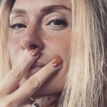 Ceyda Düvenci Instagram - GÜNAYDINNN, TÜNAYDINNN, ŞAHANE BİR GÜN OLSUN… Kafamıza taktığımız her şey, okuduğumuz her haber, duyduklarımız, bildiklerimiz, veda ettiklerimiz, kırıldıklarımız, takıldıklarımız yani bizi üzen, delirten, kahreden, yok artık dedirten ama değiştiremediğimiz her şeye rağmen BUGÜN yeni bir gün ve son gün mü yoksa bir sürü güzeliklerin ilk günü mü?!?!? bunu bilmiyoruz… o zaman ona göre yaşamalı… her güzel şeyin ilk günüymüş gibi, üstümüze düşenin en iyisini yaparak hayatın hakkını, aldığın nefesin kıymetini verdiğin bir gün olsun… Bu sabah şu soruyla uyandım; Kendine en çok neden “aferin” diyorsun? 🌻Ben kendime en çok yaşadığım her duygunun hakkını verdiğim için aferin dedim… Hayatın her anında hissettiğim her neyse (geçici ya da kalıcı kimse bilemez,,,) hep dibine kadar yaşadım… belki de o yüzden tüm hızımla, aşkımla, inancımla hep devam edebiliyorum… bence budur hep sorduğunuz ışıltımın sebebi… her hücreme teşekkür ettiğim için veee tüm duygularıma dibine kadar sahip çıktığım için… ❤️❤️❤️ hadi sen de geç aynanın karşısına veeee kocaman bir AFERİN de kendine🌻🌻🌻 ama ne için olduğunu da söyle ❤️