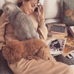 Ceyda Düvenci Instagram - GÜNAYDINNN, TÜNAYDINNN, ŞAHANE BİR GÜN OLSUN… Kafamıza taktığımız her şey, okuduğumuz her haber, duyduklarımız, bildiklerimiz, veda ettiklerimiz, kırıldıklarımız, takıldıklarımız yani bizi üzen, delirten, kahreden, yok artık dedirten ama değiştiremediğimiz her şeye rağmen BUGÜN yeni bir gün ve son gün mü yoksa bir sürü güzeliklerin ilk günü mü?!?!? bunu bilmiyoruz… o zaman ona göre yaşamalı… her güzel şeyin ilk günüymüş gibi, üstümüze düşenin en iyisini yaparak hayatın hakkını, aldığın nefesin kıymetini verdiğin bir gün olsun… Bu sabah şu soruyla uyandım; Kendine en çok neden “aferin” diyorsun? 🌻Ben kendime en çok yaşadığım her duygunun hakkını verdiğim için aferin dedim… Hayatın her anında hissettiğim her neyse (geçici ya da kalıcı kimse bilemez,,,) hep dibine kadar yaşadım… belki de o yüzden tüm hızımla, aşkımla, inancımla hep devam edebiliyorum… bence budur hep sorduğunuz ışıltımın sebebi… her hücreme teşekkür ettiğim için veee tüm duygularıma dibine kadar sahip çıktığım için… ❤️❤️❤️ hadi sen de geç aynanın karşısına veeee kocaman bir AFERİN de kendine🌻🌻🌻 ama ne için olduğunu da söyle ❤️