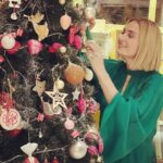 Ceyda Düvenci Instagram - Hızlı bir giriş yaptım 2024 yılına… ardıma bakmamayı çoktan öğrenmişim onu anladım bunu farketmek iyi geldi… sabahları uyanıp güne konsantre olup “haydi bakalım Ceyda” diyorum kendi kendime… @prensdizi son 15 gün 2. Sezon bomba gibi geliyor. Gülmekten çekimi zor tamamlıyoruz 😌 @saklabeniresmi de tam gaz devam ❤️ ve tabii ki @bambaskasohbetler.ntv harika programlar çekiyoruz… @kafaradyo haftaiçi her gün buluşmaya devam 🌻 veeee @melimelekajanda 2024 ajandalar kitapçılarda tükenmek üzere… @taskagitmakasatolyesi kış sezonu @swayhotels de hızlı ve eğlenceli başladı ve çok güzel devam ediyor… üretmek iyi geliyor anlayacağınız… sağlık olsun gerisi kolay dostlar… 🍀🍀🍀🍀🍀 kalan zamanlarda da aile, dostlar, spor ve kitapla doluyor… gerisi?!? Gerisi uyku ve şükür… 😌😌😌