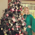 Ceyda Düvenci Instagram - Hızlı bir giriş yaptım 2024 yılına… ardıma bakmamayı çoktan öğrenmişim onu anladım bunu farketmek iyi geldi… sabahları uyanıp güne konsantre olup “haydi bakalım Ceyda” diyorum kendi kendime… @prensdizi son 15 gün 2. Sezon bomba gibi geliyor. Gülmekten çekimi zor tamamlıyoruz 😌 @saklabeniresmi de tam gaz devam ❤️ ve tabii ki @bambaskasohbetler.ntv harika programlar çekiyoruz… @kafaradyo haftaiçi her gün buluşmaya devam 🌻 veeee @melimelekajanda 2024 ajandalar kitapçılarda tükenmek üzere… @taskagitmakasatolyesi kış sezonu @swayhotels de hızlı ve eğlenceli başladı ve çok güzel devam ediyor… üretmek iyi geliyor anlayacağınız… sağlık olsun gerisi kolay dostlar… 🍀🍀🍀🍀🍀 kalan zamanlarda da aile, dostlar, spor ve kitapla doluyor… gerisi?!? Gerisi uyku ve şükür… 😌😌😌