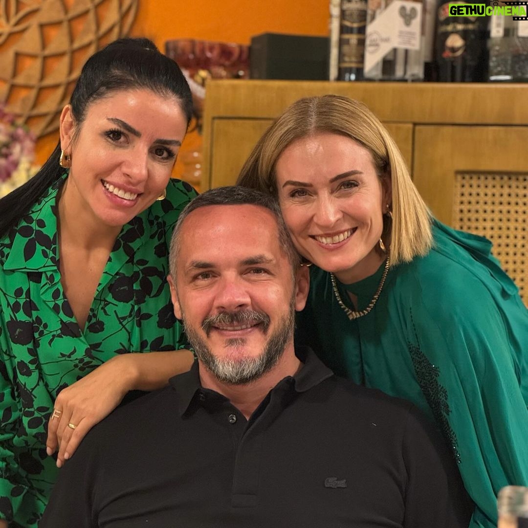 Ceyda Düvenci Instagram - Uzuuun sofrada ailecek karşıladık 2024 ü… bol bol ritüeller yaptık…Hoşgeldin 2024… kızım İzmir’de bugün dönüyoooo 🍀🍀🍀🍀 bugün tam ekip yılın ilk gününü kutlayacağız… biz hazırız 🌻🌻🌻