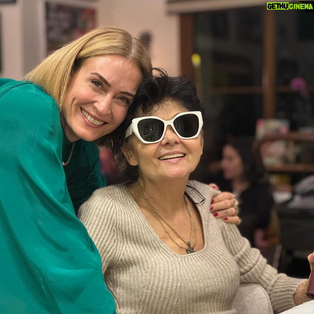 Ceyda Düvenci Instagram - Uzuuun sofrada ailecek karşıladık 2024 ü… bol bol ritüeller yaptık…Hoşgeldin 2024… kızım İzmir’de bugün dönüyoooo 🍀🍀🍀🍀 bugün tam ekip yılın ilk gününü kutlayacağız… biz hazırız 🌻🌻🌻
