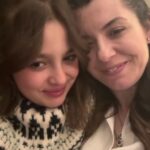 Ceyda Düvenci Instagram – Uzuuun sofrada ailecek karşıladık 2024 ü… bol bol ritüeller yaptık…Hoşgeldin 2024… kızım İzmir’de bugün dönüyoooo 🍀🍀🍀🍀 bugün tam ekip yılın ilk gününü kutlayacağız… biz hazırız 🌻🌻🌻