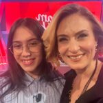 Ceyda Düvenci Instagram – BEN DÜN AŞIK OLDUM…
hep diyorsunuz ya aşık olacak mısın?
Evet. Dün oldum…
Ve biliyor musunuz ki ben her gün hayatın güzel bir detayına aşık oluyorum… şükür…
dün @bambaskasohbetler.ntv çekimlerinde 8 OCAK gecesi sahnede sunuculuğunu üstleneceğim @cevsanat konserinde hepinizi kendisine aşık edecek isimlerden birini ağırladım…
❤️🌻🍀 14 yaşında ışıl ışıl gözleriyle, hayatı her tarafından görüp anlayıp uğruna besteler yapan, dünyadaki tüm önemli müzik okullarının müzik yeteneği için peşinde koştuğu, çok önemli yarışmalardan ilkleri bize yaşatarak birinciliklerle dönen, her kelimesi, bakışı, gülüşü ışık ışık ARYA SU’ya aşık oldum…
@aryasugulenc
Gözlerimden mutluluk yaşları aka aka izledim onu konuşurken, içimden dualar ettim yüreği darlanmasın, ayağına taş değmesin, ruhu üzülmesin diye…
O kadar kıymetli bir sanatçı gencimiz ki Arya… dilerim bana yaşattığı bu gurur dolu aşkı size de yaşatır… ki zaten onu bir kere dinleseniz ya da izleseniz siz de benimle gibi hissedeceksiniz…
Gelecek gençlerde diyoruz ya, hayır…
Aslında biz gençlerin geleceğiyiz…
Daha çooook şeyler yapmamız gerek bu kıymetli gençlerimizi mutlu etmek için…
O yüzden çalışmaya, üretmeye devam…
ARYA SEN İYİ Kİ VARSIN… BANA HİSSETTİRDİĞİN VE HATIRLATTIĞIN HER ŞEY İÇİN TEŞEKKÜR EDERİM… HER ZAMAN BURADAYIM…