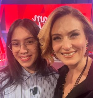 Ceyda Düvenci Instagram - BEN DÜN AŞIK OLDUM… 
hep diyorsunuz ya aşık olacak mısın? 
Evet. Dün oldum…
Ve biliyor musunuz ki ben her gün hayatın güzel bir detayına aşık oluyorum…  şükür…
dün @bambaskasohbetler.ntv çekimlerinde 8 OCAK gecesi sahnede sunuculuğunu üstleneceğim @cevsanat konserinde hepinizi kendisine aşık edecek isimlerden birini ağırladım…
❤️🌻🍀 14 yaşında ışıl ışıl gözleriyle, hayatı her tarafından görüp anlayıp uğruna besteler yapan, dünyadaki tüm önemli müzik okullarının müzik yeteneği için peşinde koştuğu, çok önemli yarışmalardan ilkleri bize yaşatarak birinciliklerle dönen, her kelimesi, bakışı, gülüşü ışık ışık ARYA SU’ya aşık oldum… 
@aryasugulenc 
Gözlerimden mutluluk yaşları aka aka izledim onu konuşurken, içimden dualar ettim yüreği darlanmasın, ayağına taş değmesin, ruhu üzülmesin diye… 
O kadar kıymetli bir sanatçı gencimiz ki Arya… dilerim bana yaşattığı bu gurur dolu aşkı size de yaşatır… ki zaten onu bir kere dinleseniz ya da izleseniz siz de benimle gibi hissedeceksiniz… 
Gelecek gençlerde diyoruz ya, hayır…
Aslında biz gençlerin geleceğiyiz…
Daha çooook şeyler yapmamız gerek bu kıymetli gençlerimizi mutlu etmek için…
O yüzden çalışmaya, üretmeye devam…
ARYA SEN İYİ Kİ VARSIN… BANA HİSSETTİRDİĞİN VE HATIRLATTIĞIN HER ŞEY İÇİN TEŞEKKÜR EDERİM… HER ZAMAN BURADAYIM…