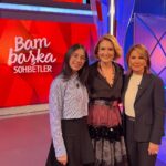 Ceyda Düvenci Instagram – BEN DÜN AŞIK OLDUM…
hep diyorsunuz ya aşık olacak mısın?
Evet. Dün oldum…
Ve biliyor musunuz ki ben her gün hayatın güzel bir detayına aşık oluyorum… şükür…
dün @bambaskasohbetler.ntv çekimlerinde 8 OCAK gecesi sahnede sunuculuğunu üstleneceğim @cevsanat konserinde hepinizi kendisine aşık edecek isimlerden birini ağırladım…
❤️🌻🍀 14 yaşında ışıl ışıl gözleriyle, hayatı her tarafından görüp anlayıp uğruna besteler yapan, dünyadaki tüm önemli müzik okullarının müzik yeteneği için peşinde koştuğu, çok önemli yarışmalardan ilkleri bize yaşatarak birinciliklerle dönen, her kelimesi, bakışı, gülüşü ışık ışık ARYA SU’ya aşık oldum…
@aryasugulenc
Gözlerimden mutluluk yaşları aka aka izledim onu konuşurken, içimden dualar ettim yüreği darlanmasın, ayağına taş değmesin, ruhu üzülmesin diye…
O kadar kıymetli bir sanatçı gencimiz ki Arya… dilerim bana yaşattığı bu gurur dolu aşkı size de yaşatır… ki zaten onu bir kere dinleseniz ya da izleseniz siz de benimle gibi hissedeceksiniz…
Gelecek gençlerde diyoruz ya, hayır…
Aslında biz gençlerin geleceğiyiz…
Daha çooook şeyler yapmamız gerek bu kıymetli gençlerimizi mutlu etmek için…
O yüzden çalışmaya, üretmeye devam…
ARYA SEN İYİ Kİ VARSIN… BANA HİSSETTİRDİĞİN VE HATIRLATTIĞIN HER ŞEY İÇİN TEŞEKKÜR EDERİM… HER ZAMAN BURADAYIM…