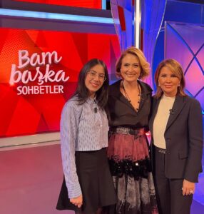 Ceyda Düvenci Instagram - BEN DÜN AŞIK OLDUM… hep diyorsunuz ya aşık olacak mısın? Evet. Dün oldum… Ve biliyor musunuz ki ben her gün hayatın güzel bir detayına aşık oluyorum… şükür… dün @bambaskasohbetler.ntv çekimlerinde 8 OCAK gecesi sahnede sunuculuğunu üstleneceğim @cevsanat konserinde hepinizi kendisine aşık edecek isimlerden birini ağırladım… ❤️🌻🍀 14 yaşında ışıl ışıl gözleriyle, hayatı her tarafından görüp anlayıp uğruna besteler yapan, dünyadaki tüm önemli müzik okullarının müzik yeteneği için peşinde koştuğu, çok önemli yarışmalardan ilkleri bize yaşatarak birinciliklerle dönen, her kelimesi, bakışı, gülüşü ışık ışık ARYA SU’ya aşık oldum… @aryasugulenc Gözlerimden mutluluk yaşları aka aka izledim onu konuşurken, içimden dualar ettim yüreği darlanmasın, ayağına taş değmesin, ruhu üzülmesin diye… O kadar kıymetli bir sanatçı gencimiz ki Arya… dilerim bana yaşattığı bu gurur dolu aşkı size de yaşatır… ki zaten onu bir kere dinleseniz ya da izleseniz siz de benimle gibi hissedeceksiniz… Gelecek gençlerde diyoruz ya, hayır… Aslında biz gençlerin geleceğiyiz… Daha çooook şeyler yapmamız gerek bu kıymetli gençlerimizi mutlu etmek için… O yüzden çalışmaya, üretmeye devam… ARYA SEN İYİ Kİ VARSIN… BANA HİSSETTİRDİĞİN VE HATIRLATTIĞIN HER ŞEY İÇİN TEŞEKKÜR EDERİM… HER ZAMAN BURADAYIM…